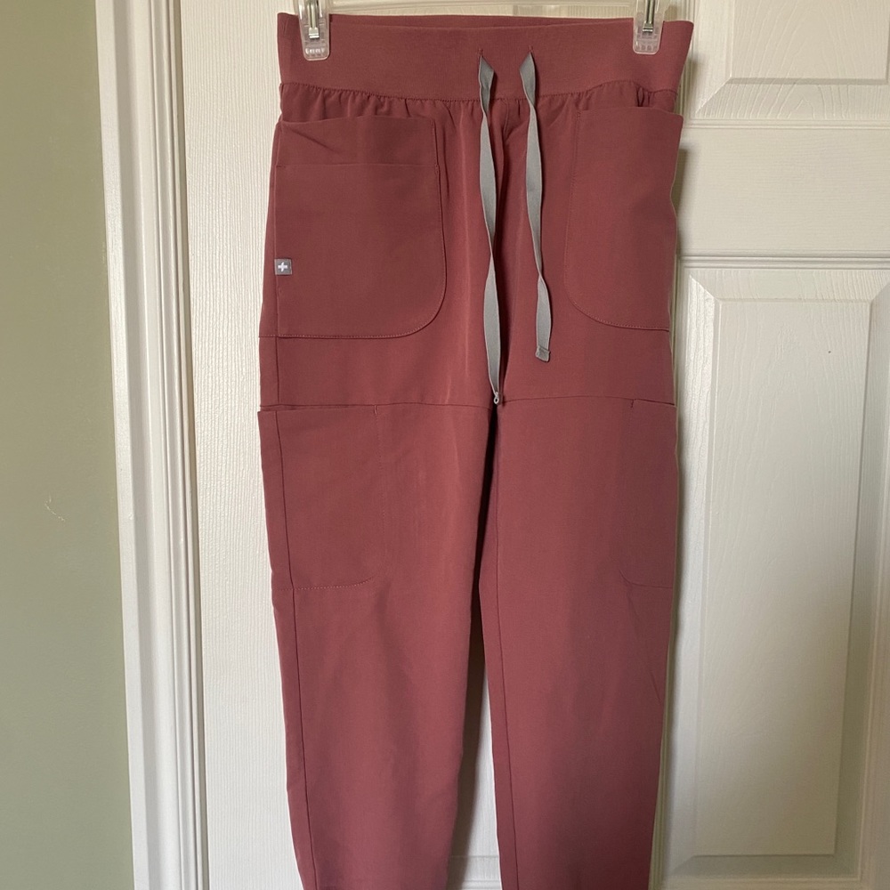 NWT Women’s Figs Qua Petite Skinny Jogger Scrub Pants (in PETITE XXS) - Mauve